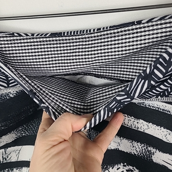 Lululemon Women's Black White Tropical Stripes Leggings 22" Inseam Size 4 - Picture 5 of 8